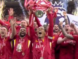 Setelah 30 Tahun, Liverpool Akhirnya Juara Liga Inggris dan Angkat Trofi Premier League